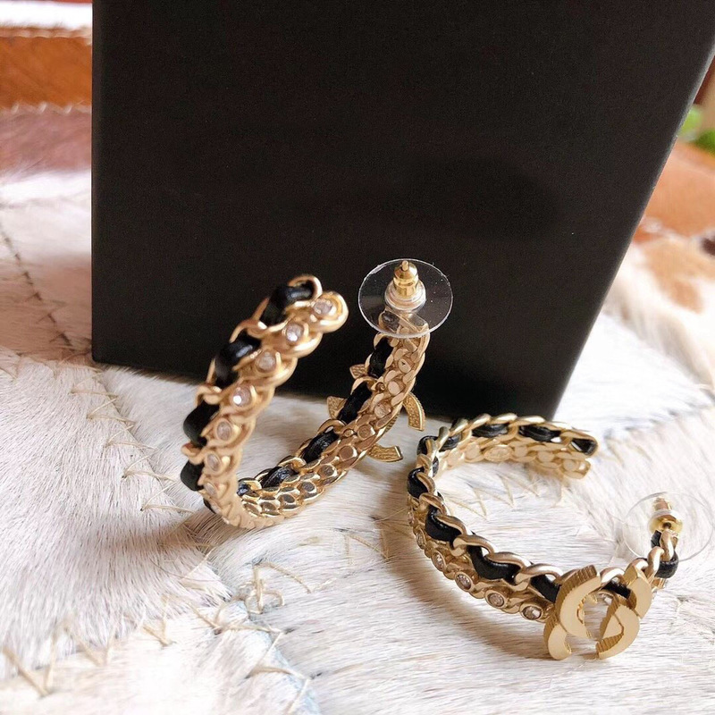 2021 NEW designer jewelry Xiangjia / leather small label earrings, small fragrance, feminine temperament, versatile commuting Earrings ZBP6
2021 NEW designer jewelry Xiangjia / leather small label earrings, small fragrance, feminine temperament, versatile commuting Earrings ZBP6
