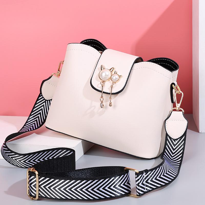 Selling Women's Bags 2021 Fashion One-shoulder Diagonal Bag All-match Portable Shoulder, White
Selling Women's Bags 2021 Fashion One-shoulder Diagonal Bag All-match Portable Shoulder, White