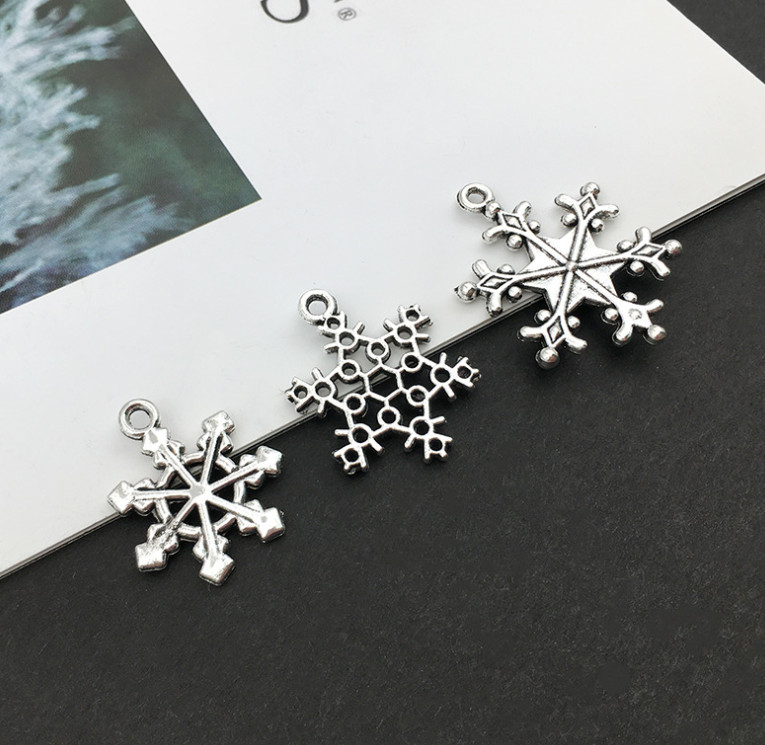 The latest model 1 pack = 70 pieces, ornaments, antique sier snowflakes, Christmas tree decorations Free shipping