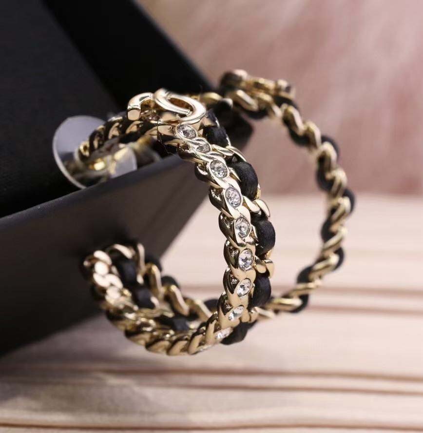 Top quality drop earring with diamond genuine leather black color half shape for women wedding jewelry gift have stamp box PS3252
Top quality drop earring with diamond genuine leather black color half shape for women wedding jewelry gift have stamp box PS3252