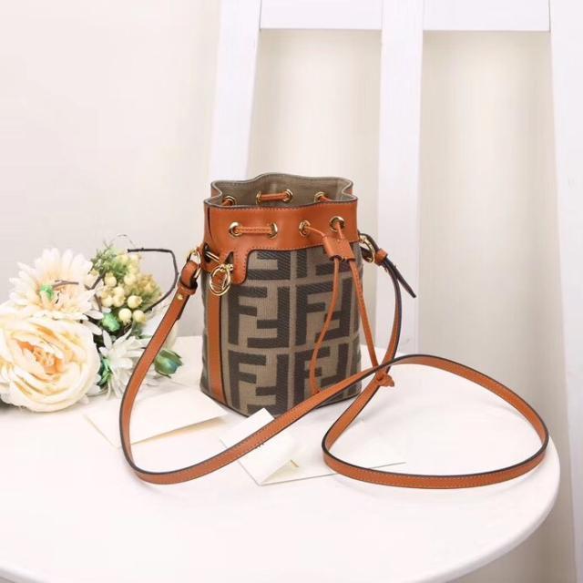 Fend Top Designer Bag Fashion Fd 2021 Bucket Mini Women's Bag European and American Fashion Rice Color One Shoulder Cross Carry
Fend Top Designer Bag Fashion Fd 2021 Bucket Mini Women's Bag European and American Fashion Rice Color One Shoulder Cross Carry