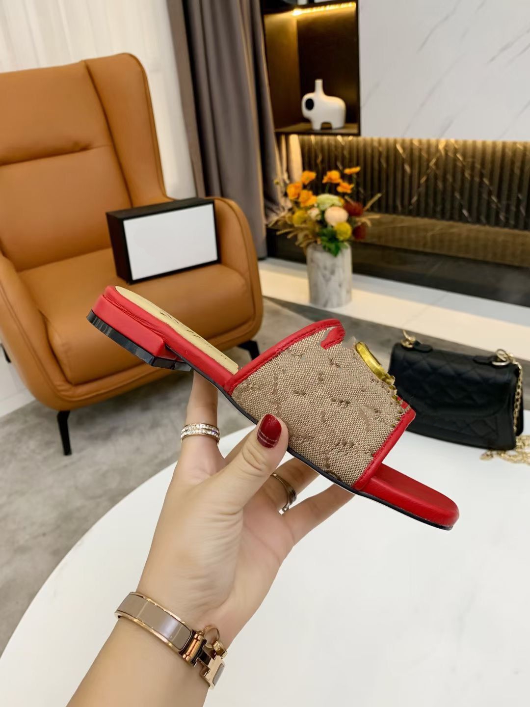 Designer Summer Beach fashion women Lazy Low heeled flops leather Letters lady Cartoon slippers luxury Metal Ladies 35-42 mkvj003
Designer Summer Beach fashion women Lazy Low heeled flops leather Letters lady Cartoon slippers luxury Metal Ladies 35-42 mkvj003