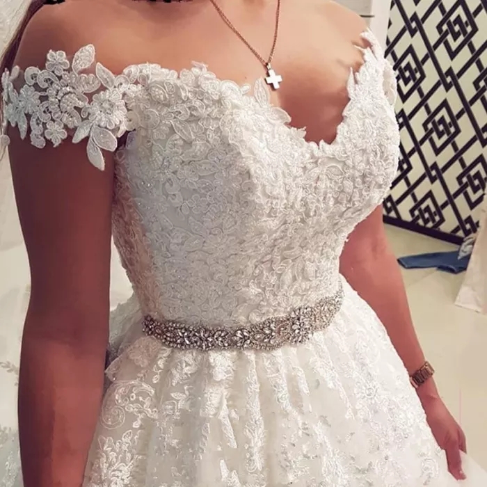 Ball Gown Wedding Dresses Bridal Gowns Bateau Neck Lace Appliqued Beaded Sleeveless Chapel Train WeddingDresses