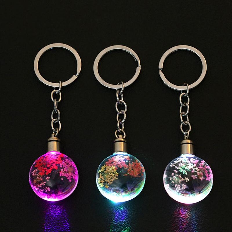 Keychains LUCKYAROMA Crystal Led Light Keychain Styling Colorful Car Key Chain Ring Dry Flower Glasses Pendant Keyring For Gift
Keychains LUCKYAROMA Crystal Led Light Keychain Styling Colorful Car Key Chain Ring Dry Flower Glasses Pendant Keyring For Gift