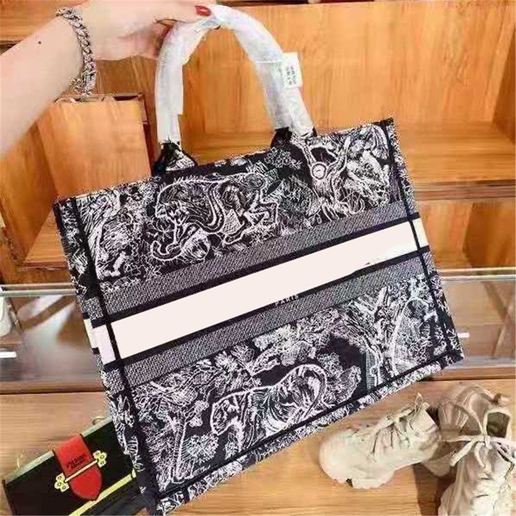 Size 41cm Top Crossbody Designer Bag Tote Bags Canvas Shopping Handbags Classic Shoulder Women Luxurys Designers Embroidered Fashion Large Capacity Wholesale, 17
Size 41cm Top Crossbody Designer Bag Tote Bags Canvas Shopping Handbags Classic Shoulder Women Luxurys Designers Embroidered Fashion Large Capacity Wholesale, 17