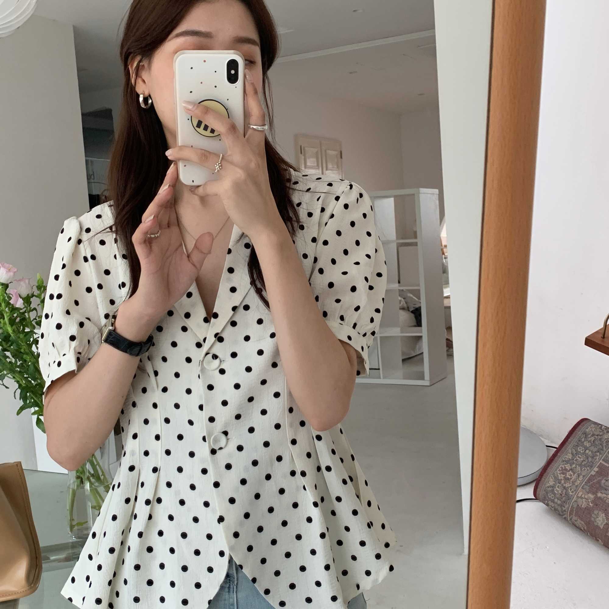Korejpaa Women Shirt Summer Korean Chic Ladies Retro Lapel Two Button Slimming Pleated Waist Puff Sleeve Wave Dot Blouses 210526