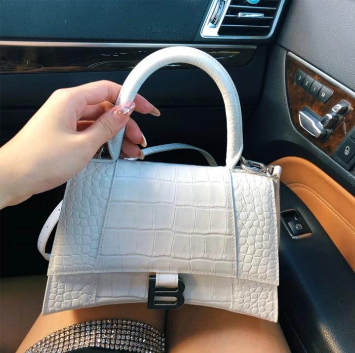 Luxurys Designers Bags Crocodile Pattern Female Fashion Trendy Genuine Leather Handbag Shoulder Tote Small B Shape Buckle Purse iuI, Black 1 (big)
Luxurys Designers Bags Crocodile Pattern Female Fashion Trendy Genuine Leather Handbag Shoulder Tote Small B Shape Buckle Purse iuI, Black 1 (big)