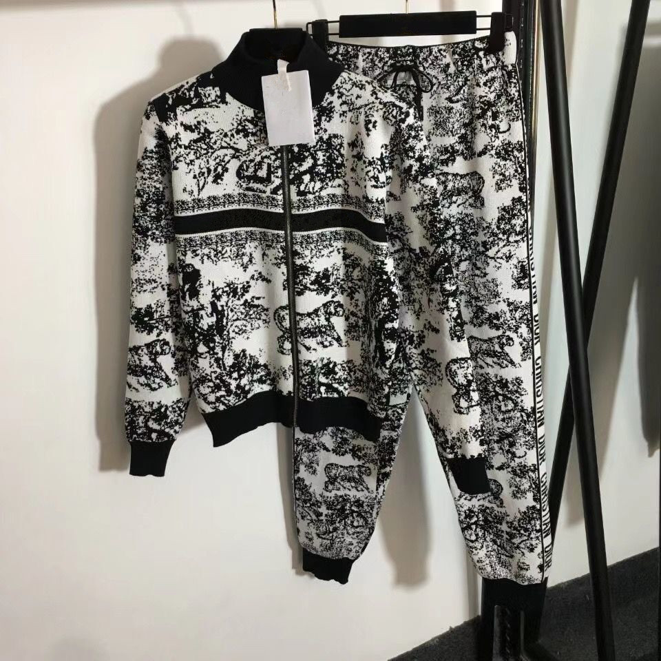 Designer brand Women's Two Piece Pants original label High quality autumn/winter new jungle jacquard long sleeve zipper cardigan casual, White
Designer brand Women's Two Piece Pants original label High quality autumn/winter new jungle jacquard long sleeve zipper cardigan casual, White