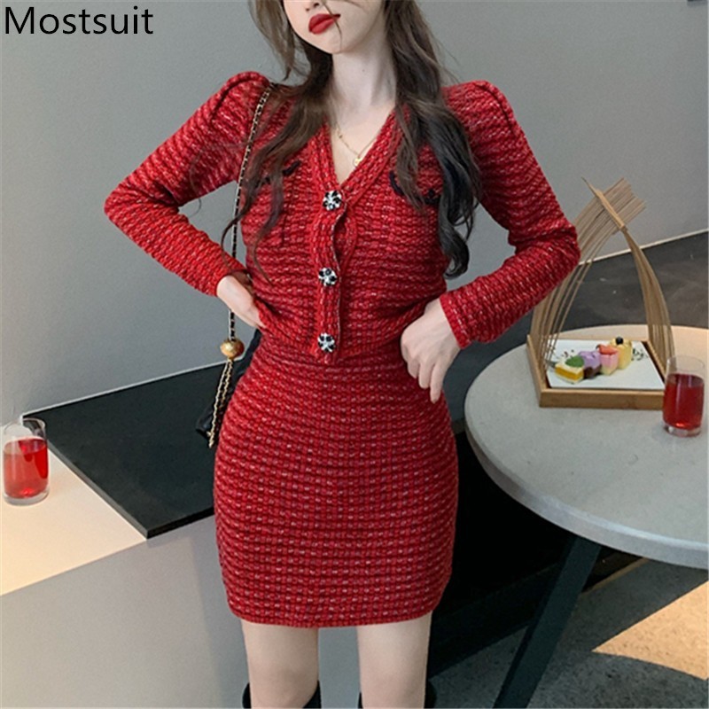 Spring Red Knitted Two Piece Skirt Set Women V-neck Cardigan + Mini Pencil Suits Vintage Elegant Fashion Matching 210518
Spring Red Knitted Two Piece Skirt Set Women V-neck Cardigan + Mini Pencil Suits Vintage Elegant Fashion Matching 210518