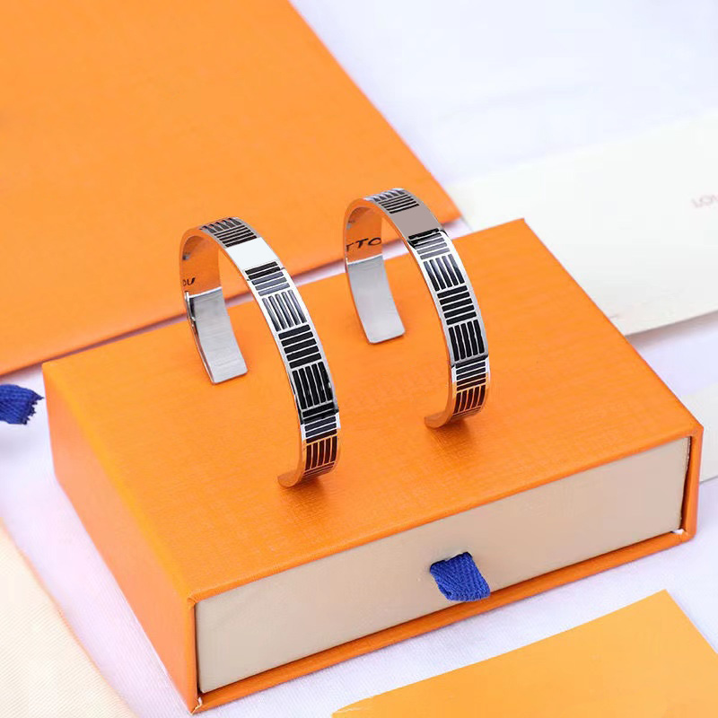 Designers Bracelets fashion Charm Bangle jewelry high quality Classic enamel men's bracelet non fading opening adjustable jewelrys gift for men and women style nice
Designers Bracelets fashion Charm Bangle jewelry high quality Classic enamel men's bracelet non fading opening adjustable jewelrys gift for men and women style nice