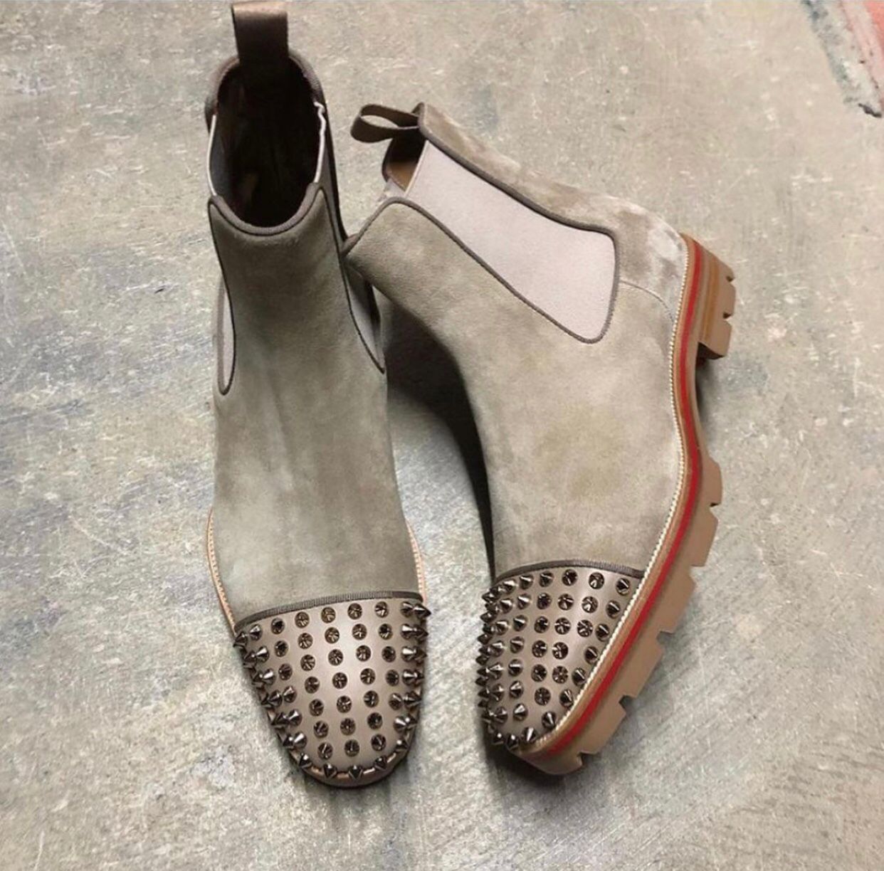 Famous Winter Brand Men's Ankle Boots Red Bottom Melon Strass & Spikes Boot Calfskin Rubber Booties Lug Sole Man Booty Elegant Party Wedding
Famous Winter Brand Men's Ankle Boots Red Bottom Melon Strass & Spikes Boot Calfskin Rubber Booties Lug Sole Man Booty Elegant Party Wedding