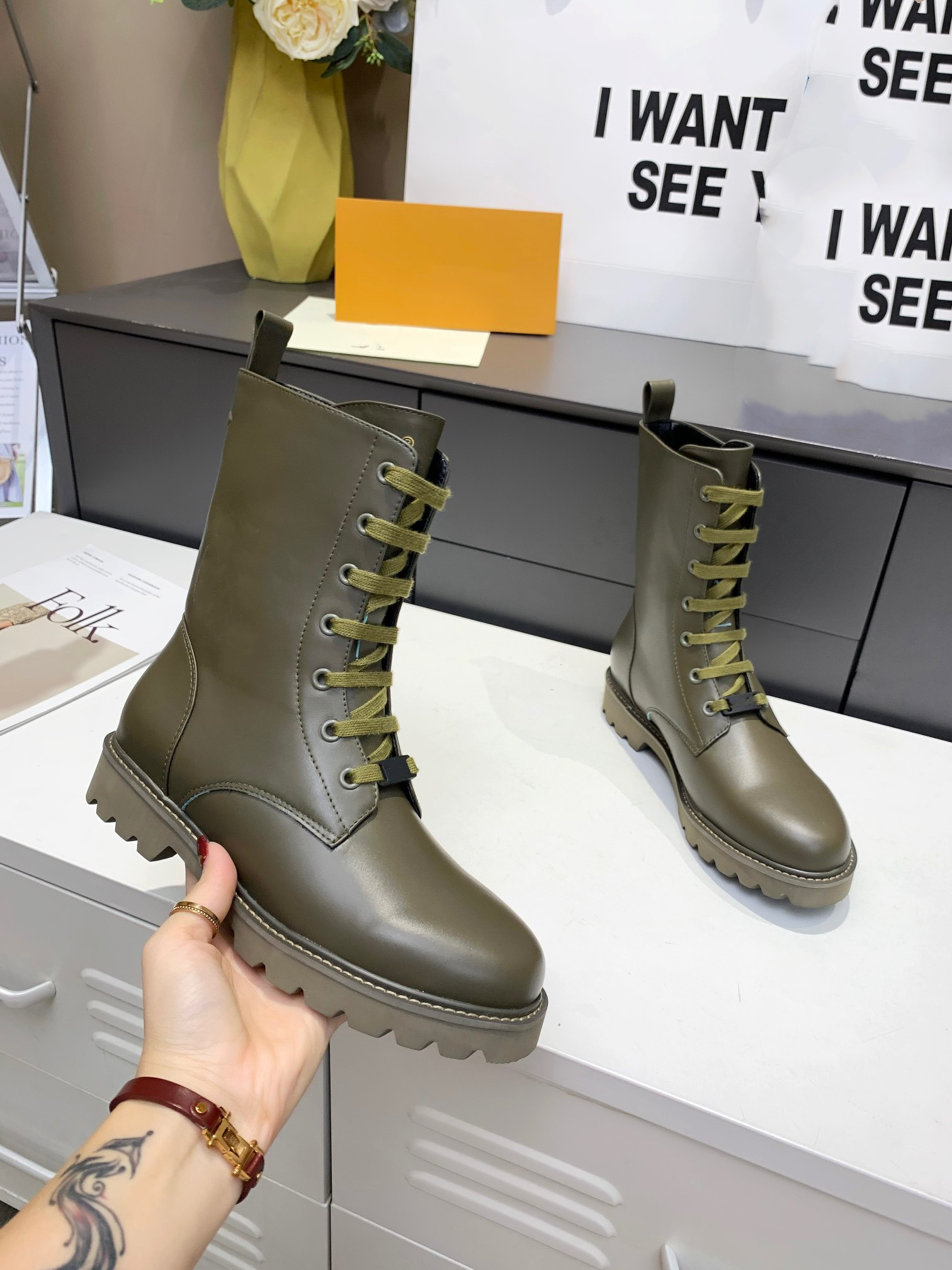 TERRITORY flat boots embossed with oversized Circle logo on one side size 35-42, Box
TERRITORY flat boots embossed with oversized Circle logo on one side size 35-42, Box
