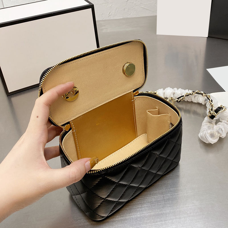 2021 Autumn Winter Lambskin Cosmetic Box Bags Quilted Matelasse Chain Cross Body Shoulder Fashion Vanity Clutch Square Luxury Designer Handbags 16cm, Black
2021 Autumn Winter Lambskin Cosmetic Box Bags Quilted Matelasse Chain Cross Body Shoulder Fashion Vanity Clutch Square Luxury Designer Handbags 16cm, Black