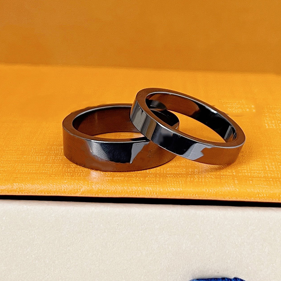 V-04 Luxury Designer Couple Rings for Men and Women Love Ring Classic Letter Flower Size 5-11
V-04 Luxury Designer Couple Rings for Men and Women Love Ring Classic Letter Flower Size 5-11