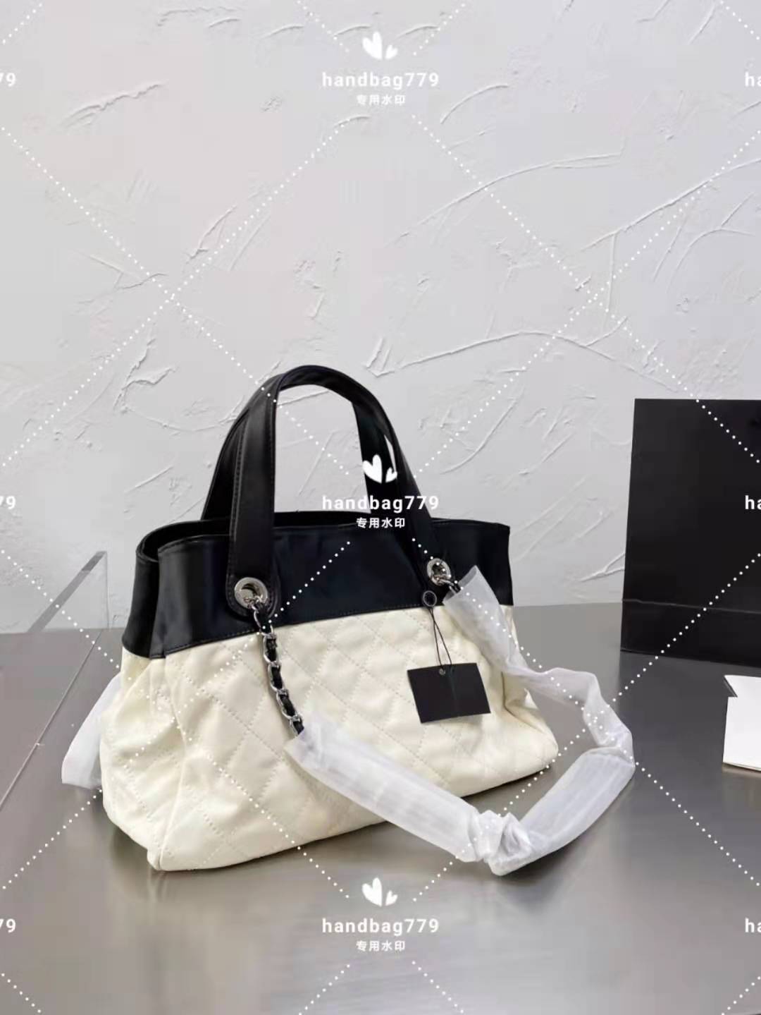 Retro Shopping Bags black and white contrast simple pure color leather soft low key luxury portable shoulder back large capacity holiday tote bag
Retro Shopping Bags black and white contrast simple pure color leather soft low key luxury portable shoulder back large capacity holiday tote bag