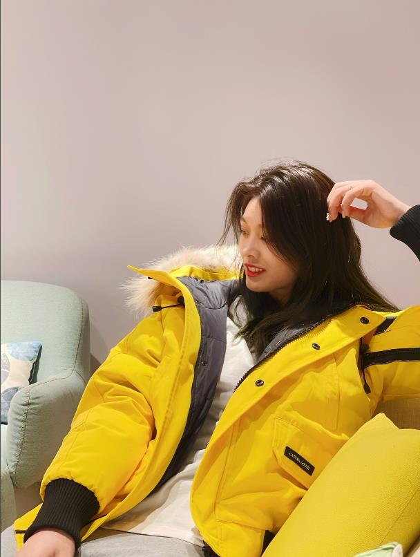 Fashion Women's Bomber Jackets Fur Collar Hooded Yellow Down Coat Designer Parkas Windproof Outwear
Fashion Women's Bomber Jackets Fur Collar Hooded Yellow Down Coat Designer Parkas Windproof Outwear