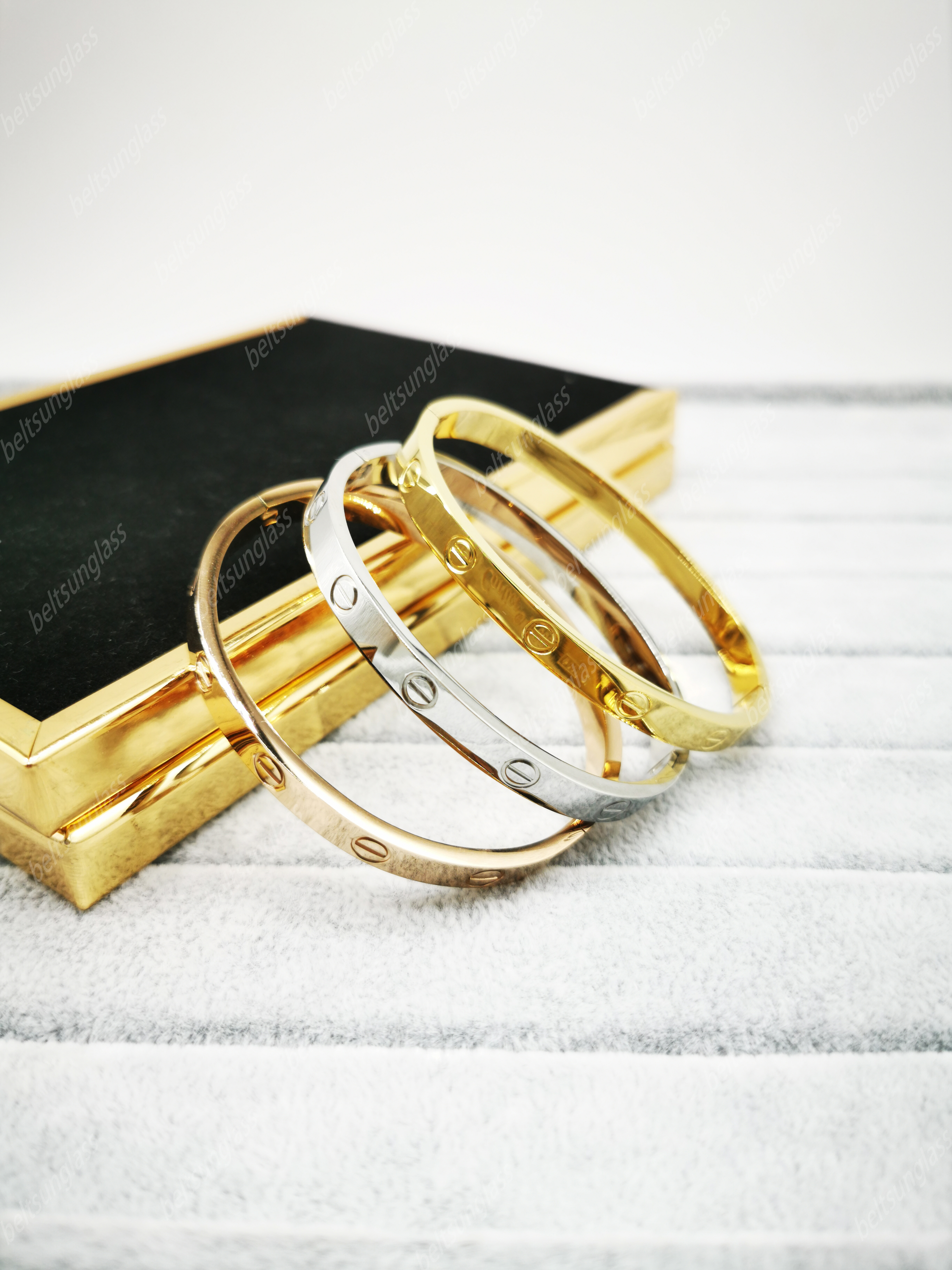 HB_jewelry Bracelets Bangles for Lovers Wedding Gift Titanium steel Gold Plated Diamond Love Bracelet Complimented with the Rings, Golden;silver
HB_jewelry Bracelets Bangles for Lovers Wedding Gift Titanium steel Gold Plated Diamond Love Bracelet Complimented with the Rings, Golden;silver