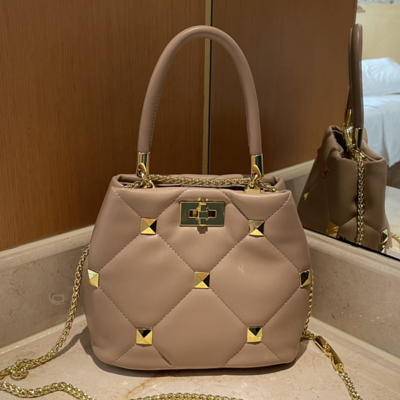 Women Bucket Bag Chain Crossbody Bags Handbags Purse Small Tote Sheepskin Big Brass Rivet Square Rotary Lock High Quality Multiple Colors
Women Bucket Bag Chain Crossbody Bags Handbags Purse Small Tote Sheepskin Big Brass Rivet Square Rotary Lock High Quality Multiple Colors