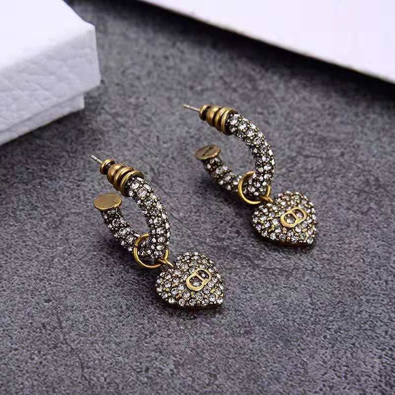 Design jewelry 2021 New Fashion Love Brass light luxury versatile Earrings female
Design jewelry 2021 New Fashion Love Brass light luxury versatile Earrings female