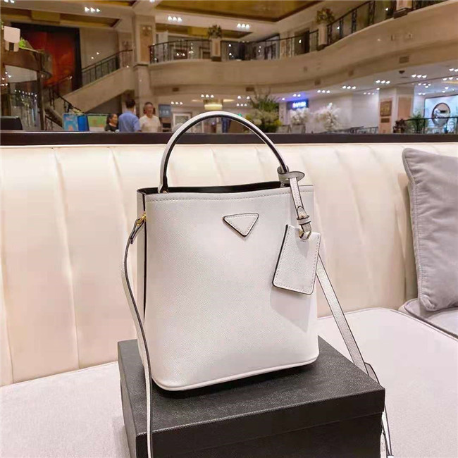 2021 fashion catwalk style bucket bag luxury designer ladies handbag large capacity han dbag high-quality bags high-end single products all-match exquisite hardware
2021 fashion catwalk style bucket bag luxury designer ladies handbag large capacity han dbag high-quality bags high-end single products all-match exquisite hardware