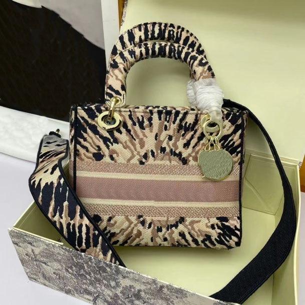 2021 women's cosmetic bag French leather embossed F letter messenger gold buckle detachable shoulder strap high quality 24cmx20x11cm
2021 women's cosmetic bag French leather embossed F letter messenger gold buckle detachable shoulder strap high quality 24cmx20x11cm