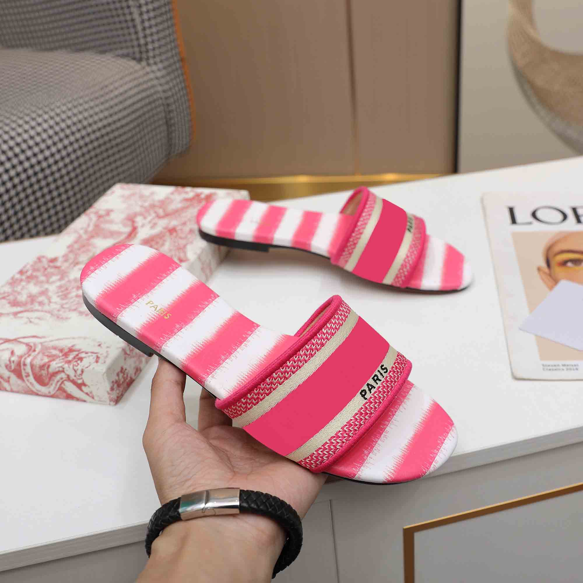 2021 Top Quality women slippers designer Embroidery Sandals Ladies brand Summer Flat Slides outdoor beach woman Slipper colour letters
2021 Top Quality women slippers designer Embroidery Sandals Ladies brand Summer Flat Slides outdoor beach woman Slipper colour letters