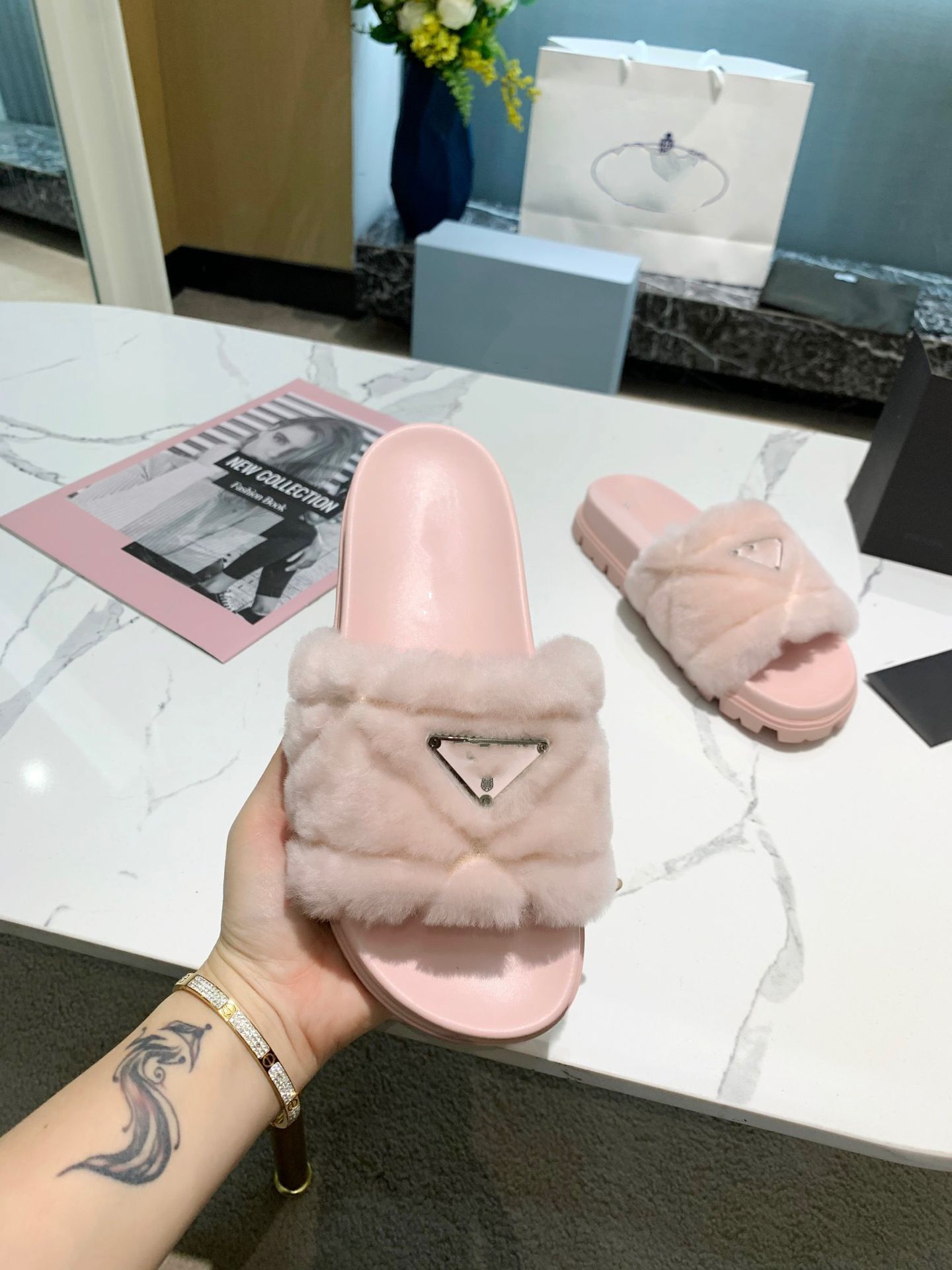 2021furry sandals and slippers, flat-bottomed all-match word drag, thick-bottomed sponge cake, female drag MJK002
2021furry sandals and slippers, flat-bottomed all-match word drag, thick-bottomed sponge cake, female drag MJK002
