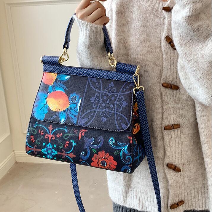 outlet women shoulder bags street trend color matching leather handbag elegant atmospheric graffiti painted handbags clamshell winter printed chain bag, Red(boutique box)
outlet women shoulder bags street trend color matching leather handbag elegant atmospheric graffiti painted handbags clamshell winter printed chain bag, Red(boutique box)