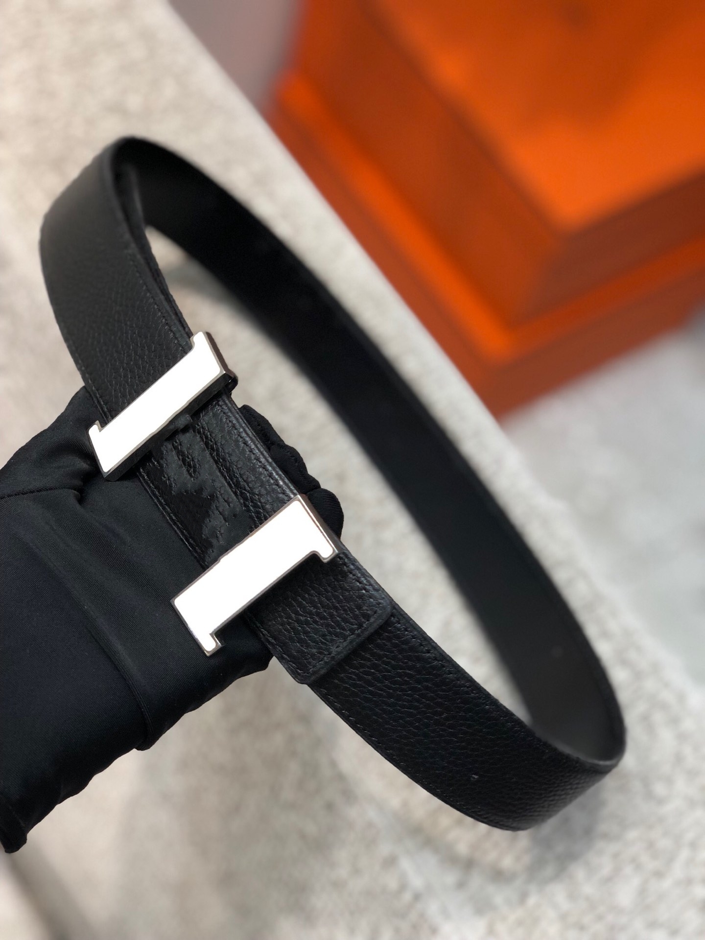 HE138High-end H herm private custom men's and women's belts fashion light leather ladies belt, Black;brown
HE138High-end H herm private custom men's and women's belts fashion light leather ladies belt, Black;brown