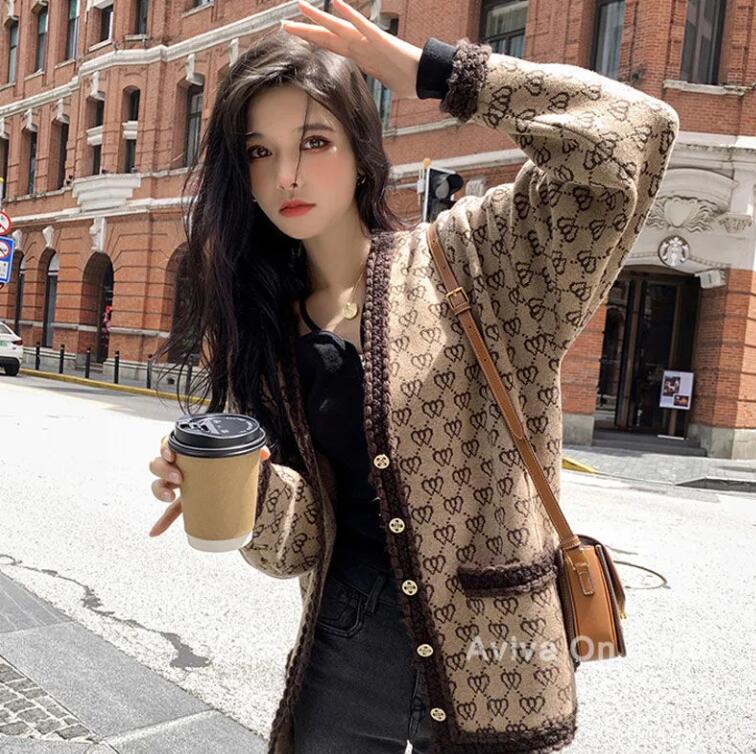 22ss Women' Hoodies New camel color, V-neck, Brand Designer Cardigan Women casual Sweater Coat, loose, Jin Zhixiu, autumn women' LOGO, Brown
22ss Women' Hoodies New camel color, V-neck, Brand Designer Cardigan Women casual Sweater Coat, loose, Jin Zhixiu, autumn women' LOGO, Brown