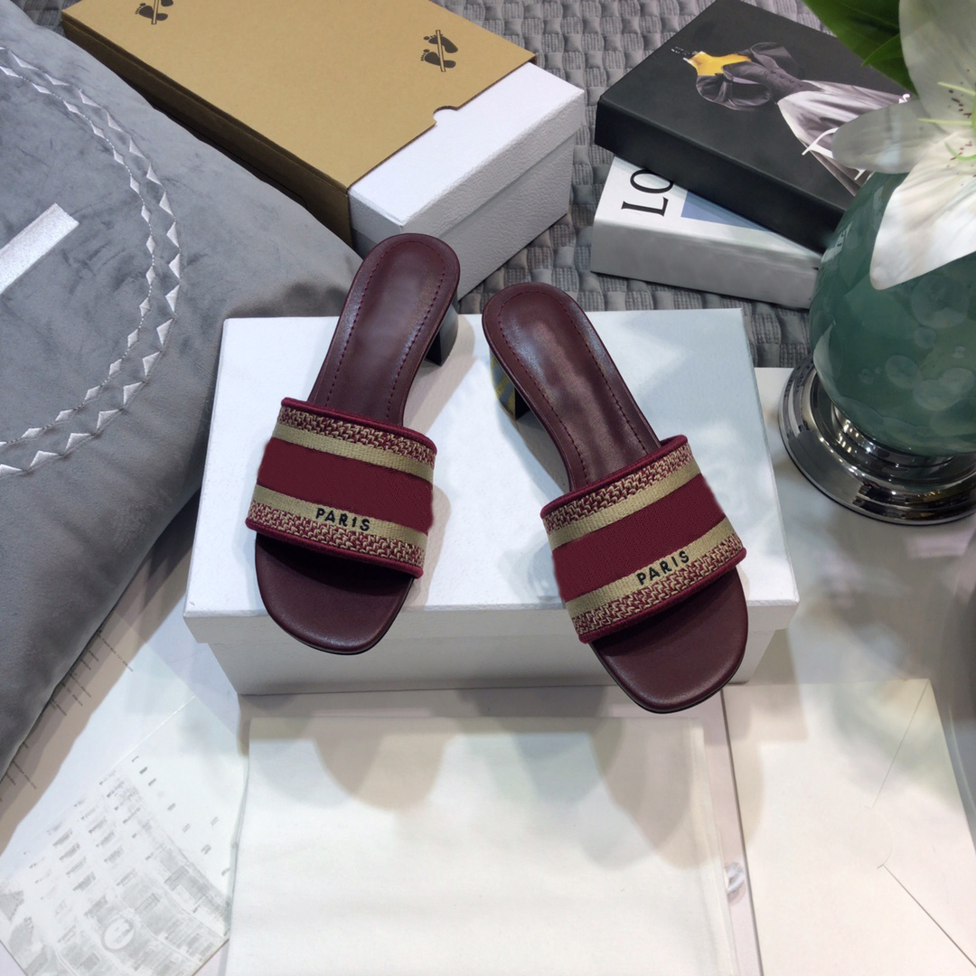 21ss DWAY Early Spring Flip-Flop Women's Sandals Shoes CD Letter Logo Three-dimensional Embroidered Flat Sandalss Round Toe Thick Heel Jelly Strapless Slippers
21ss DWAY Early Spring Flip-Flop Women's Sandals Shoes CD Letter Logo Three-dimensional Embroidered Flat Sandalss Round Toe Thick Heel Jelly Strapless Slippers