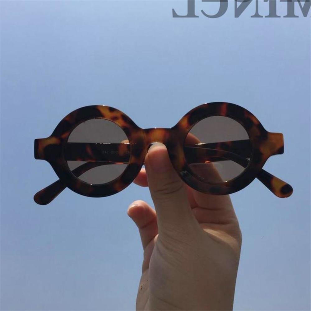Fashion 2020 Oversized Sunglasses Women Round leopard Frame Retro Black Sun glasses For Men Female Eyewear Shade UV400 NX
Fashion 2020 Oversized Sunglasses Women Round leopard Frame Retro Black Sun glasses For Men Female Eyewear Shade UV400 NX