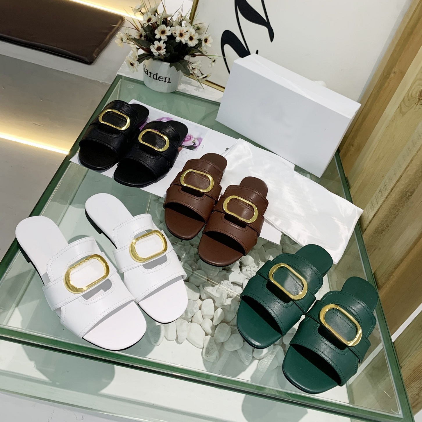 Sandals and slippers for women in 2021, the new summer fashion is to wear a variety of slippers, women's flat-soled sandals, metal decoratio
Sandals and slippers for women in 2021, the new summer fashion is to wear a variety of slippers, women's flat-soled sandals, metal decoratio