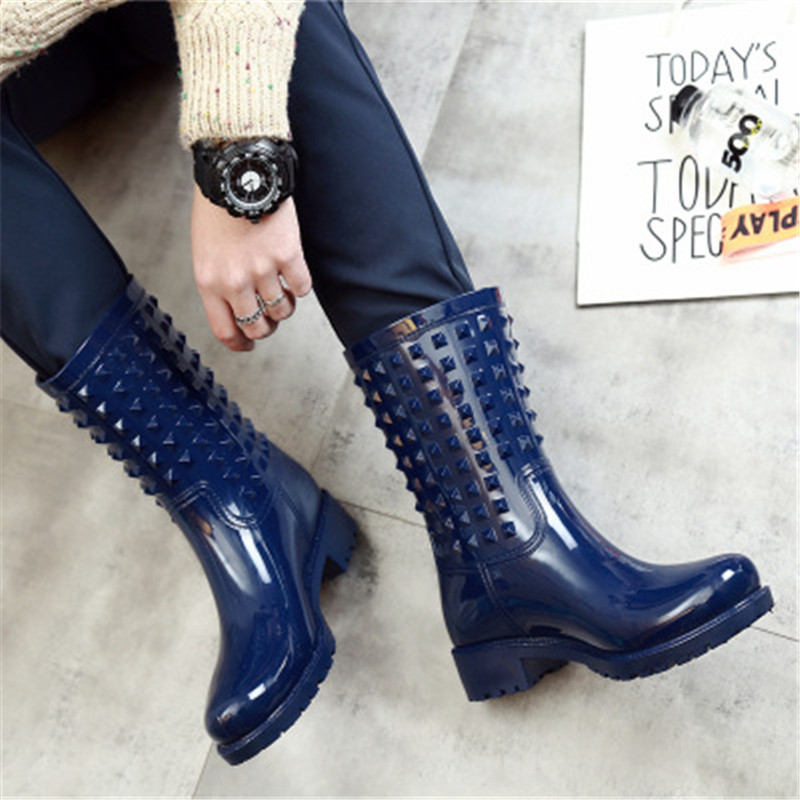 Lady Rubber Rain Boots Fashion Women Rivets Galoshes Rainboots Non-slip Girls Waterproof Wading Boots Pvc Gumboots Rain Shoes 210426, Black;red
Lady Rubber Rain Boots Fashion Women Rivets Galoshes Rainboots Non-slip Girls Waterproof Wading Boots Pvc Gumboots Rain Shoes 210426, Black;red