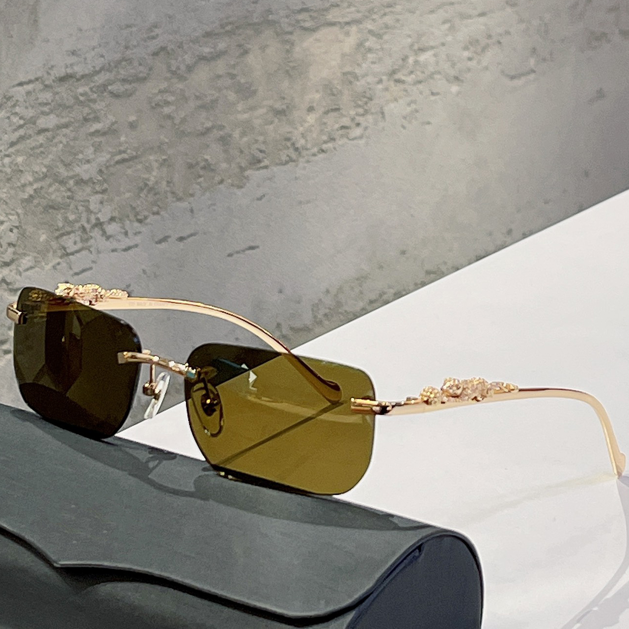 Sunglasses For Men Women Summer CT36456413 Style Anti-Ultraviolet Retro Plate Metal Leg Square Frameless Fashion Eyeglasses Random Box
Sunglasses For Men Women Summer CT36456413 Style Anti-Ultraviolet Retro Plate Metal Leg Square Frameless Fashion Eyeglasses Random Box