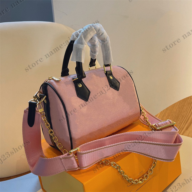 SPEEDY BANDOULIÈRE 25cm Handbag Embossed Lambskin Leather Favorite Women Designer Black Roomy Cross Body Bag Gold-Color Chain Luxurys Designers Bags, 02
SPEEDY BANDOULIÈRE 25cm Handbag Embossed Lambskin Leather Favorite Women Designer Black Roomy Cross Body Bag Gold-Color Chain Luxurys Designers Bags, 02