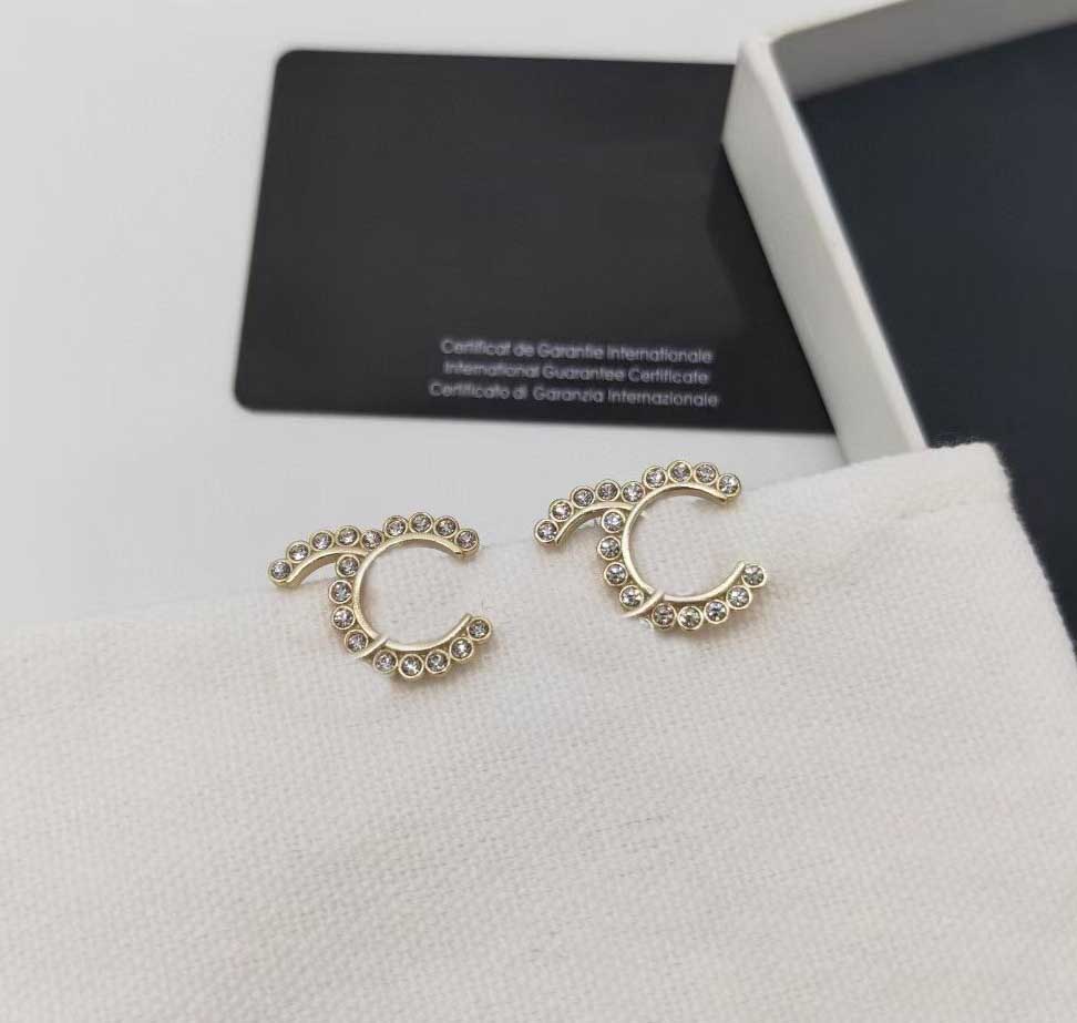 2021 Top quality small stud earring with sparkly diamond for women wedding jewelry gift have box stamp PS3258A
2021 Top quality small stud earring with sparkly diamond for women wedding jewelry gift have box stamp PS3258A