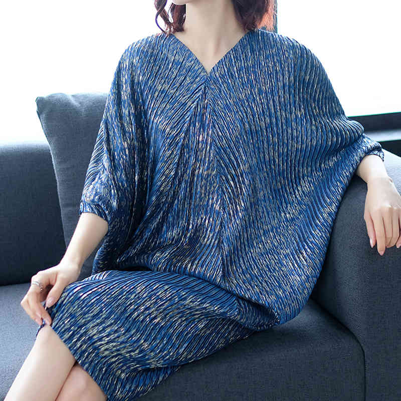 DEAT Fast Delivery New Women Summer Loose Dress Pleated Short Batwing Sleeve V Neck Mid Calf Length Large Size Tide NA949 210409