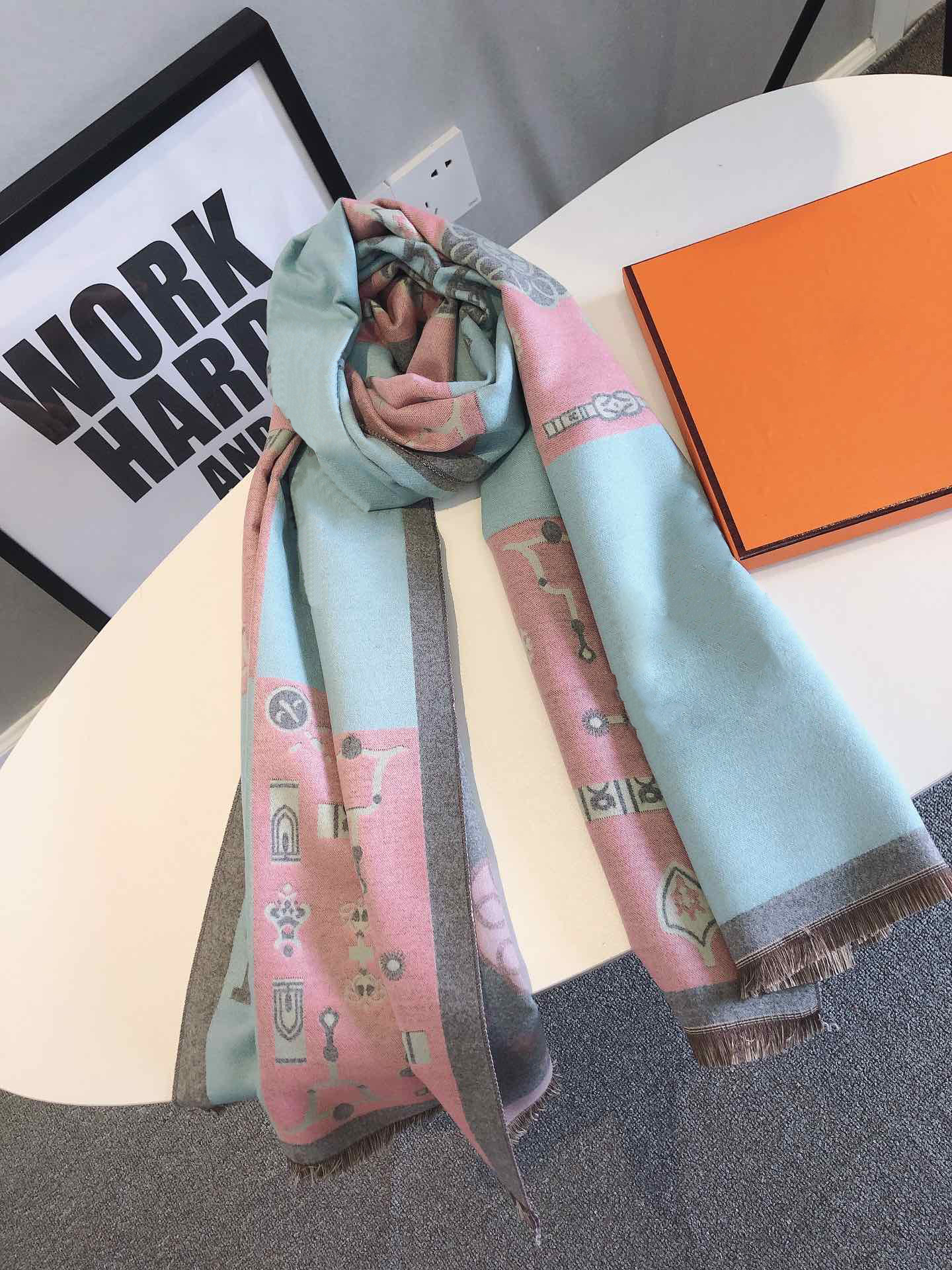 Winter Mens Women Designer Scarf High Quality Warm Shawl Scarves With Lattice Letters for Lady Scarves 4 Colors Optional
Winter Mens Women Designer Scarf High Quality Warm Shawl Scarves With Lattice Letters for Lady Scarves 4 Colors Optional