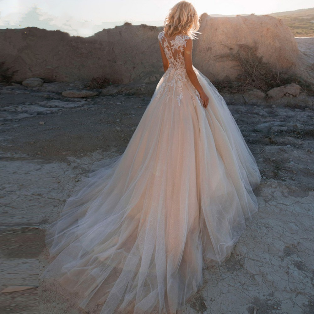 2022 Bohemian Fairy Tulle Wedding Dresses Bridal Gowns A Line Elegant Lace Appliques Crew Neck Sleeveless Sweep Train Princess Button Vestidos De Novi