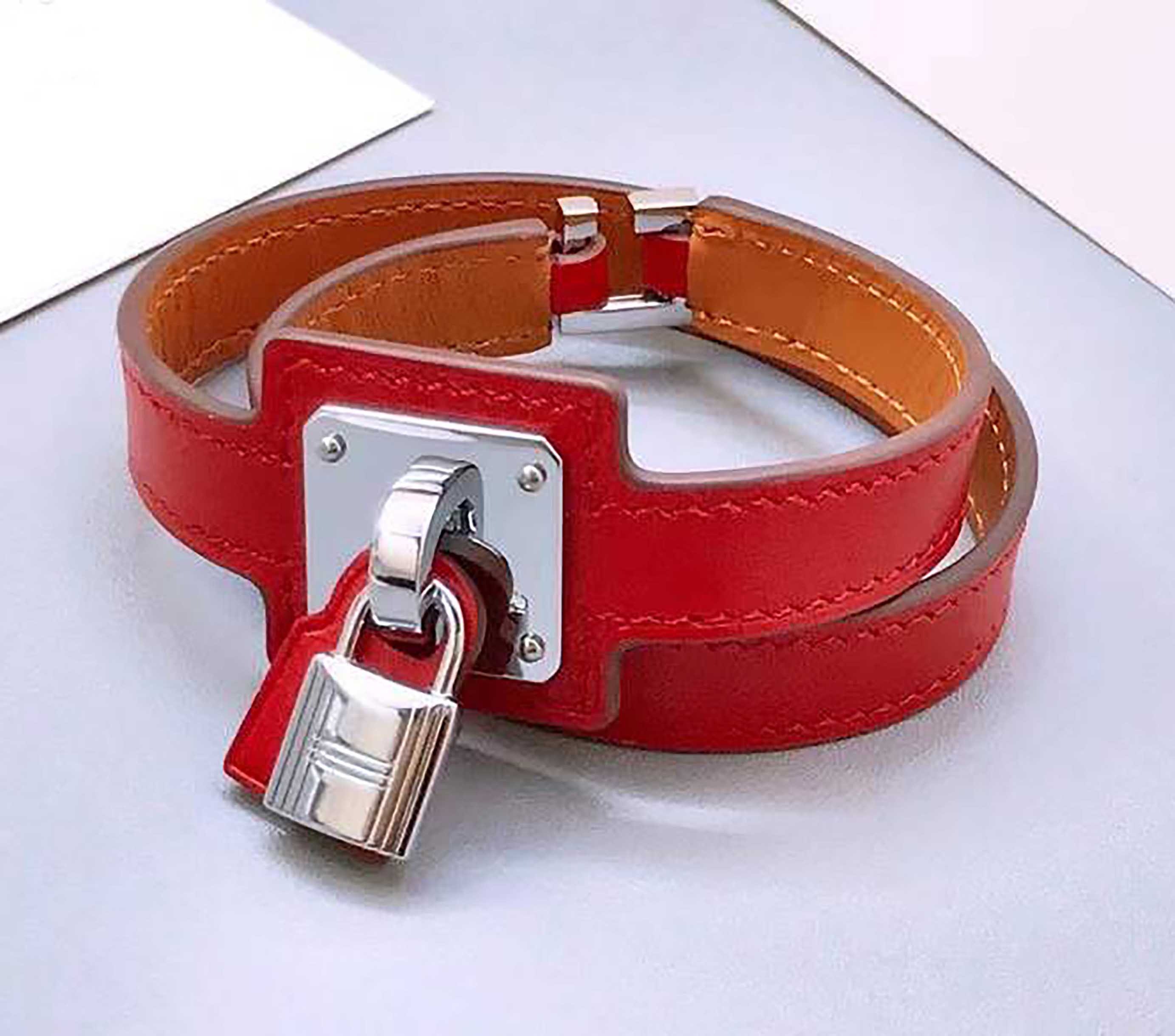 2021 Top quality Narrow width geunuine leather bracelet padlock with metal clasp in many colors for women engagement jewelry gift have box SP4507
2021 Top quality Narrow width geunuine leather bracelet padlock with metal clasp in many colors for women engagement jewelry gift have box SP4507