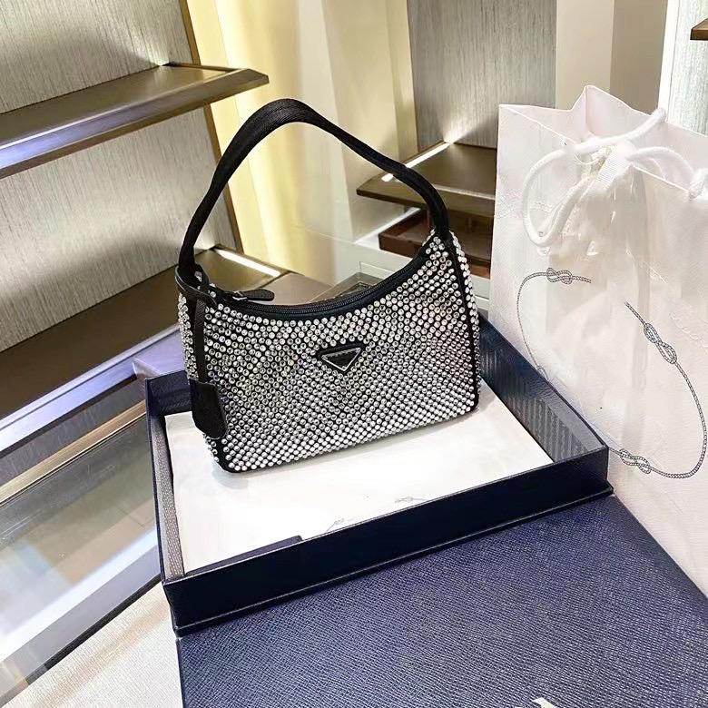 Women Shoulder Handbag Fashion Totes Luxurys Designers Bags Shiny Crystal Underarm Bag Parachute Fabric Elegant High Quality Casual Retro
Women Shoulder Handbag Fashion Totes Luxurys Designers Bags Shiny Crystal Underarm Bag Parachute Fabric Elegant High Quality Casual Retro