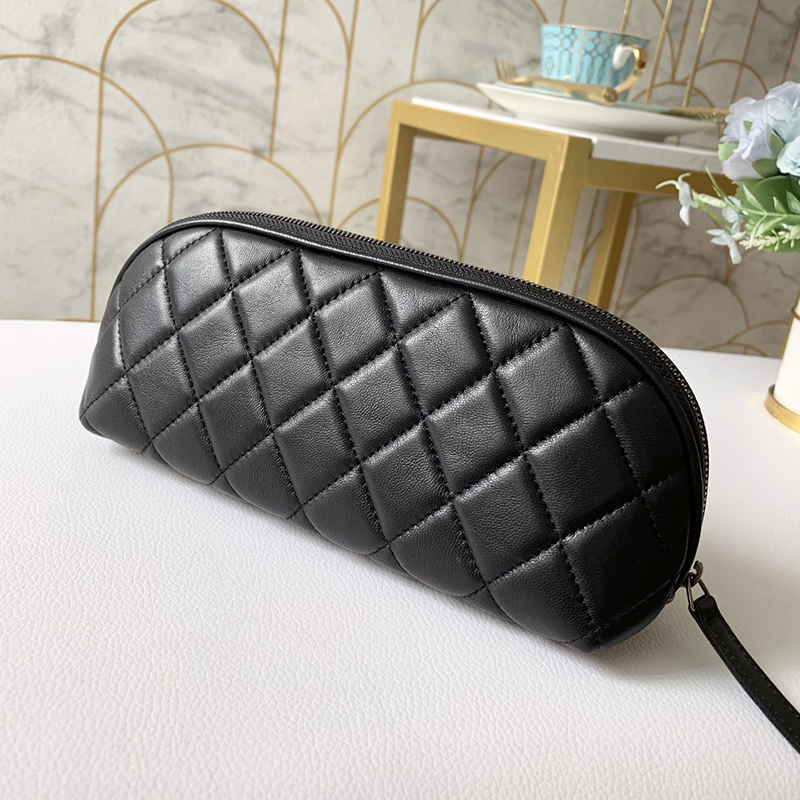 2021 The new series Makeup bag black imported Italian sheepskin 049200 Thus the arrival of the goods Arc design is easy to take fashion bags
2021 The new series Makeup bag black imported Italian sheepskin 049200 Thus the arrival of the goods Arc design is easy to take fashion bags