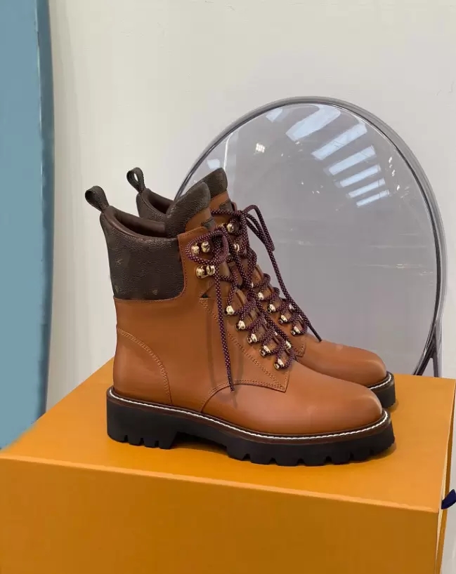 2022ss real leather Designer womens Boot TERRITORY FLAT RANGER biker boots lady Desert booties Flats Martin high top sneakers lace up casual mules
2022ss real leather Designer womens Boot TERRITORY FLAT RANGER biker boots lady Desert booties Flats Martin high top sneakers lace up casual mules