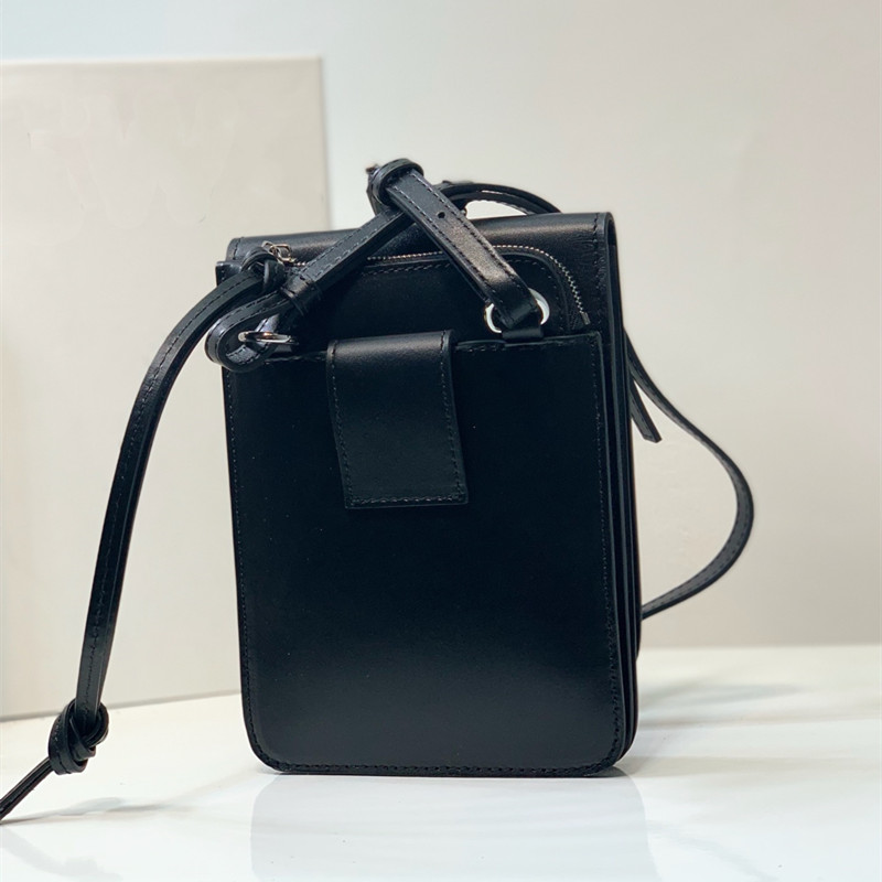 The latest convenient mobile phone bag 21650 Choose high quality smooth calfskin color matching Lined with suede leather Men must pay
The latest convenient mobile phone bag 21650 Choose high quality smooth calfskin color matching Lined with suede leather Men must pay