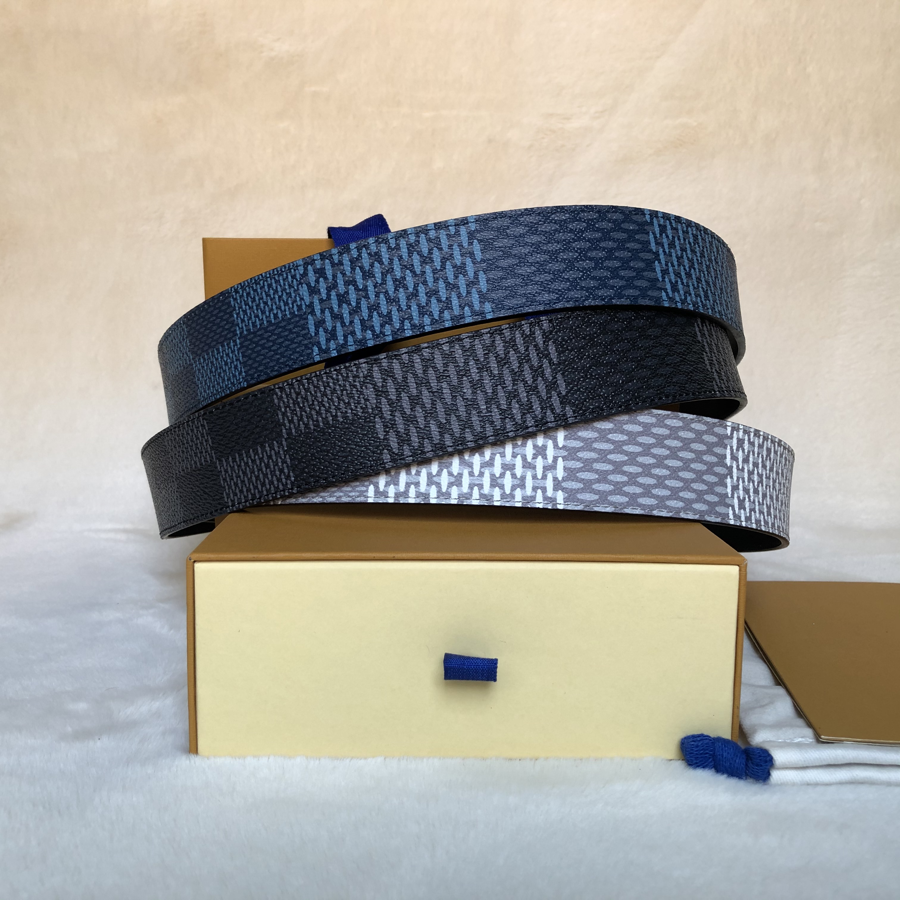 Newest big blue gray black grid reversible belt best quality genuine leather men belts with box men designers belts designer belts M0340V, Black;brown
Newest big blue gray black grid reversible belt best quality genuine leather men belts with box men designers belts designer belts M0340V, Black;brown