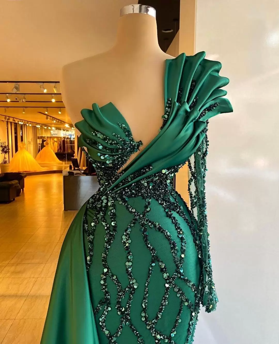Green Dark Mermaid Prom Dresses with Long Sleeves One Shoulder Sequins Beading Custom Made Satin Plus Size Evening Party Gown Formal Wear Vestidos
