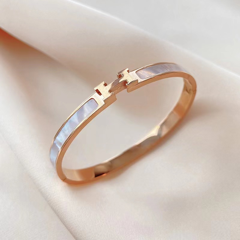Simple bangles net red light luxury H white fritillary INS wind titanium steel bracelet women does not fade fashion
Simple bangles net red light luxury H white fritillary INS wind titanium steel bracelet women does not fade fashion