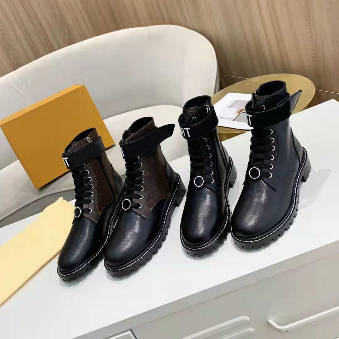 Women TERRITORY Flat Boots Fashion Velcro Letter Print Ankle Boot Top Designer Ladies Winter Booted Shoes with box size 35-40
Women TERRITORY Flat Boots Fashion Velcro Letter Print Ankle Boot Top Designer Ladies Winter Booted Shoes with box size 35-40