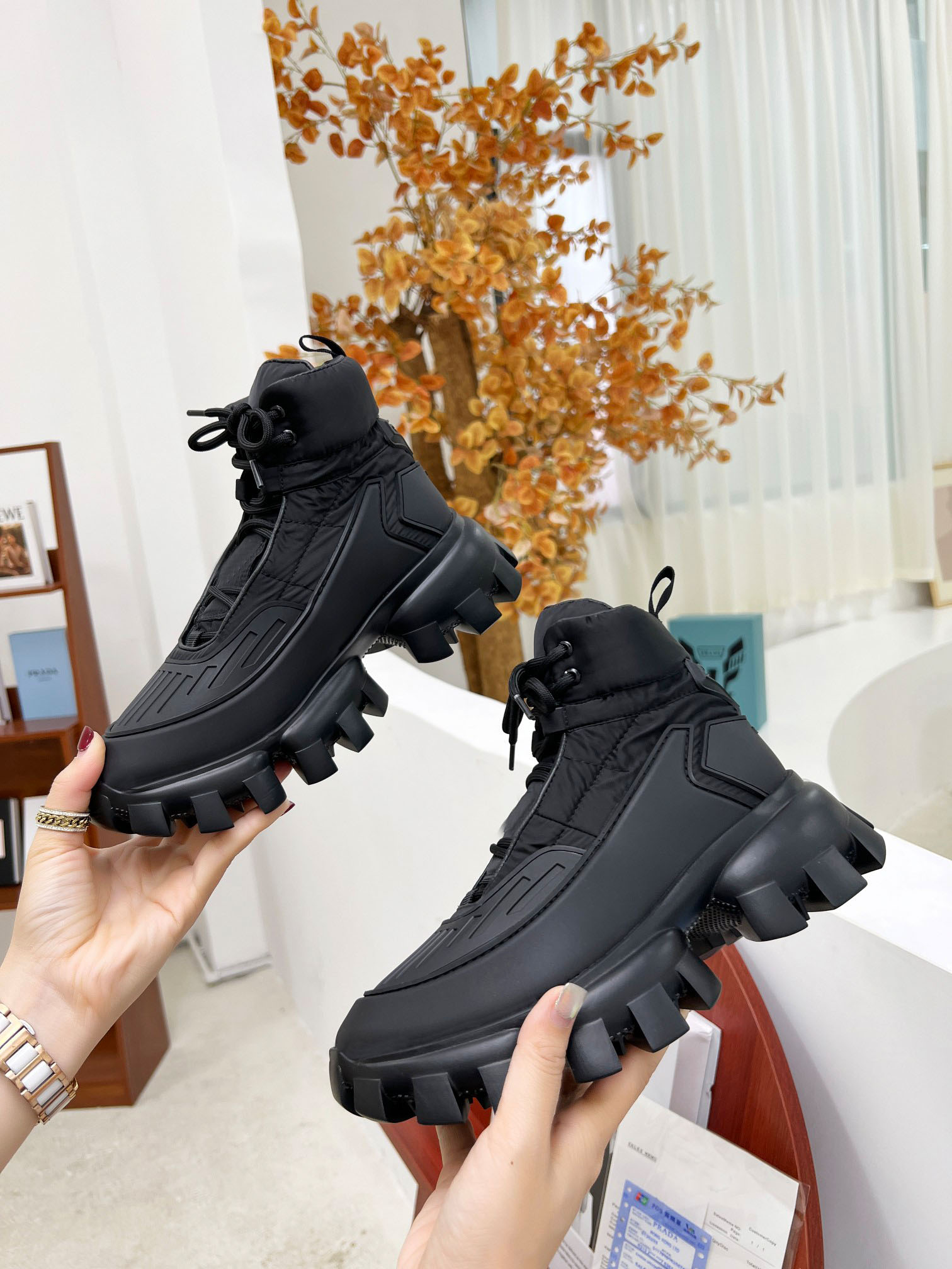 Cloudbust Thunder sneakers luxury designer Shoes men women Trainer Casual Shoe 01, Color 12
Cloudbust Thunder sneakers luxury designer Shoes men women Trainer Casual Shoe 01, Color 12